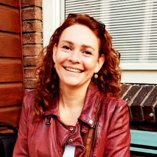 Yolandi  <span style="color: #c06014;">de Beer </span>